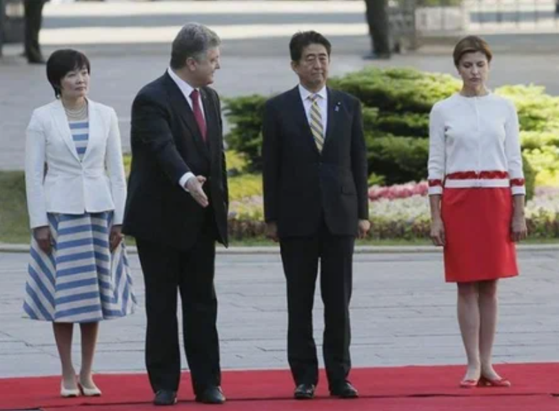 2023-03-25 19_22_11-Непонятные действия Петра Порошенко на встрече с премьер-министром Японии ...png