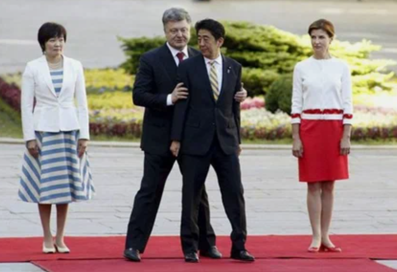 2023-03-25 19_22_27-Непонятные действия Петра Порошенко на встрече с премьер-министром Японии ...png